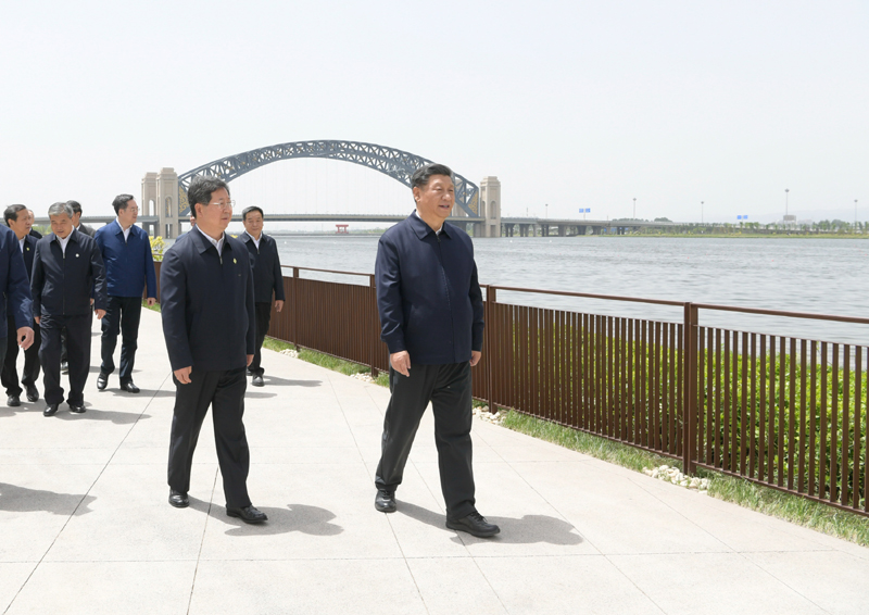 5月11日至12日，中共中央总书记、国家主席、中央军委主席习近平在山西考察。这是5月12日中午，习近平在汾河太原城区晋阳桥段考察汾河水治理及沿岸生态保护、城市环境建设等情况。新华社记者 李学仁 摄