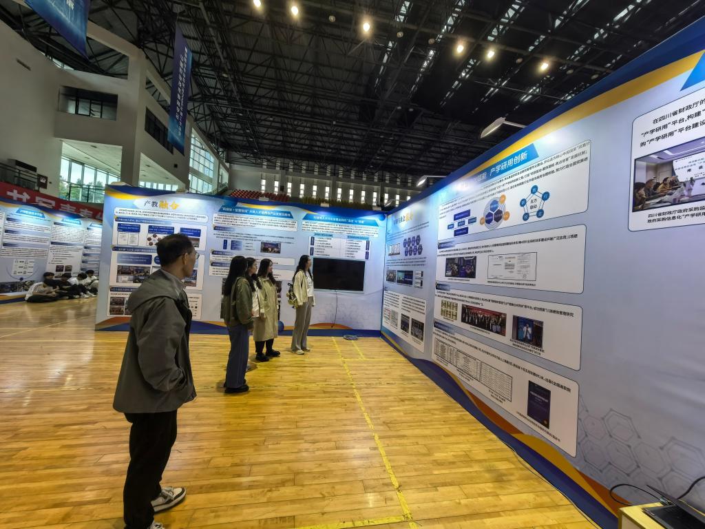 纪检监察办公室组织参观制造服务业与四川省职业教育创新成果展